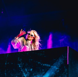 HICH:Following Grimes' poor performance at Coachella, what do you think she should have done differently in that situation?