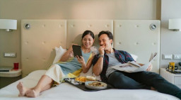 HICH:Do you consider it to be generally acceptable or unacceptable for a guest at a hotel to Bring visitors into their room without prior approval?