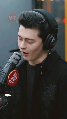 HICH:Elliot James Reay, a British singer-songwriter known for his song 