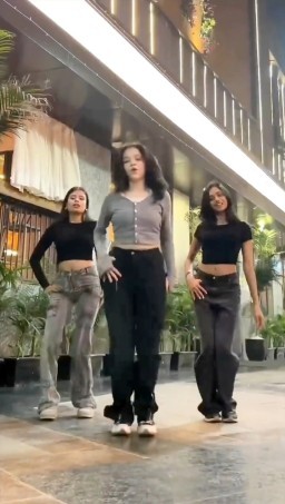 HICH:Friends who dance together, stay together. Please rate this trio dance performance. #Friends