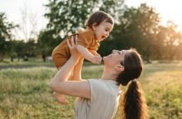 HICH:If a mother spends daily time with her child, how is their bond?