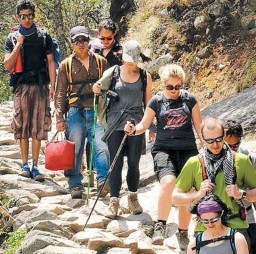 HICH:How can developing countries promote national and international tourism while ensuring comfort for tourists?