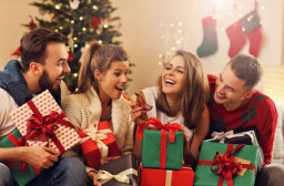HICH:How do you like to give and receive gifts for Christmas?
