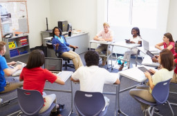 HICH:The teacher tells a story about animals. Children make animal noises every time they hear the name of the animal. #hich #hichcommunity #teacherroles