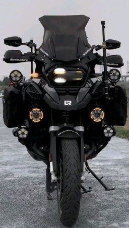HICH:Do you love the traveling on the car or the motorcycle