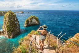 HICH:Would you spend a month on an uninhabited island if it promised peace and self-discovery?