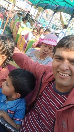 HICH:Enjoying with kids. Please rate the picture.