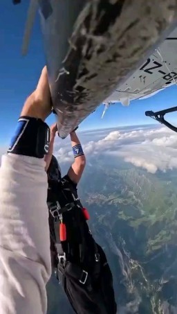 HICH:Feel the adventurous, sky diving. Like and follow@Hich#love#skydive.