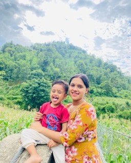 HICH:हिरा हिरा नै हुन्छ कहिलेकाही हिलो छेपियो भने फाल्ने हिलो हो हिरा होइन ...❤️