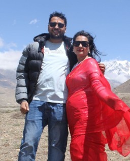 HICH:Rate our image in the lap of nature. Couple goal💙