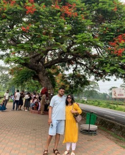 HICH:Rate our image 🙏 Beautiful blossoms in the background ❤️
