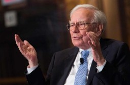 HICH:According to Warren Buffett, what do people with a growth mindset not waste time on?