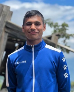 HICH:Smiling like I just won gold… for standing still and looking awesome! 😎📸 #EffortlessChampion #BlueVibes