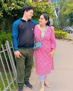 HICH:its a love where you feel comfort 😘😘