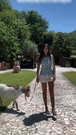 HICH:Fit check with a goat. Goat understood the assignment😂
📍Giorgia Malerba
🎧 Frank Ocean-Pink + White