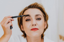 HICH:Why do women apply makeup?