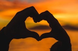 HICH:Imagine if every time you fall in love, a visible glow surrounds you—what would change in society?