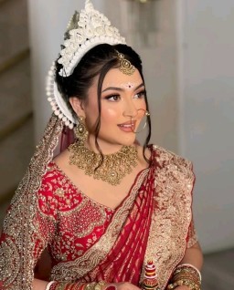 HICH:What is the woman in the picture dressed for?