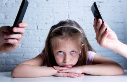 HICH:Do you think it is better for a generation to grow up from childhood to adulthood) with access to smartphones (as now) or without it (as in the past)?